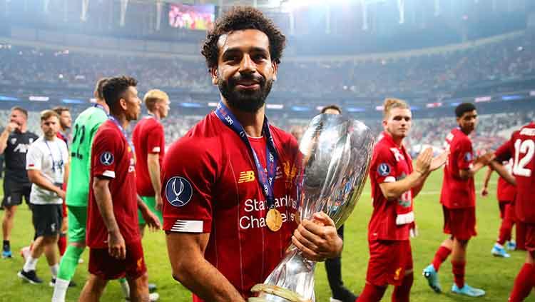 Mohamed Salah tengah membawa trofi Piala Super Eropa sebagai juara Liverpool. Kamis, (15/08/19) Istanbul, Turkey. Chris Brunskill/Fantasista/Getty Images