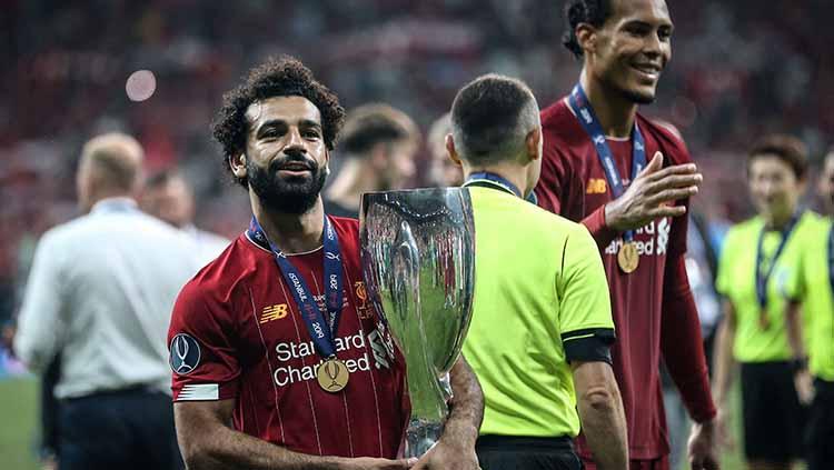 Mohamed Salah tersenyum sambil membawa trofi Piala Super Eropa di Vodafone Park. Kamis, (15/08/19) Istanbul, Turkey. Sebnem Coskun/Anadolu Agency/Getty Images