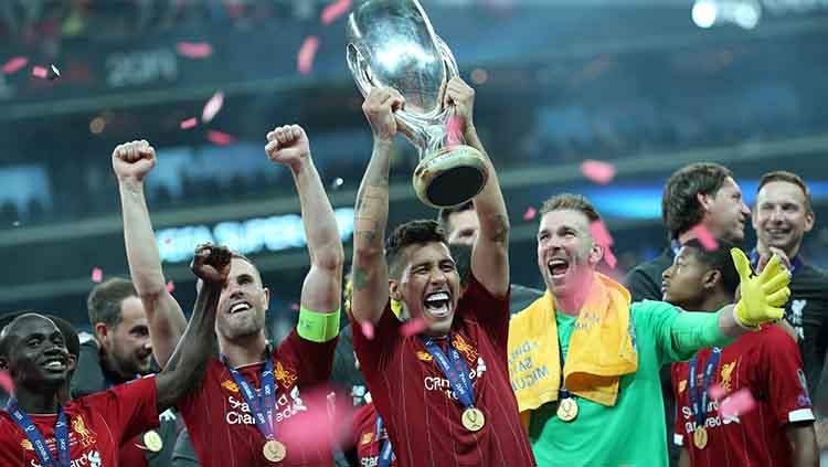 Roberto Firmino mengangkat trofi Piala Super Eropa sebagai juara. Kamis, (15/08/19) Istanbul, Turkey. Metin Pala/Anadolu Agency/Getty Images