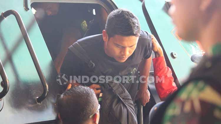 Pemain Persebaya turun dari kendaraan Baraccuda di Stadion Kanjuruhan Kabupaten Malang, Kamis (15/8/19). Copyright: Fitra Herdian/INDOSPORT