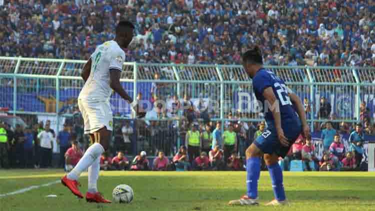Amido Balde (kiri) dijaga ketat oleh Hamka Hamzah.