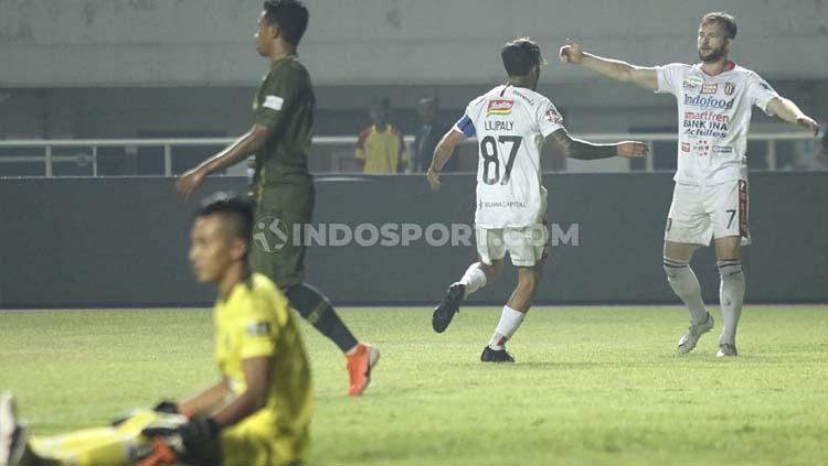 Stefano Lilipaly berselebrasi bersama Melvin Platje usai mencetak gol ke gawang TIRA Persikabo, Kamis (15/08/2019).