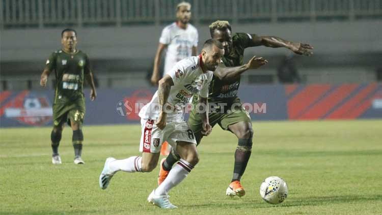 Pergerakan Brwa Nouri (kiri) dijaga ketat oleh pemain Tira-Persikabo, Kamis (15/08/2019).
