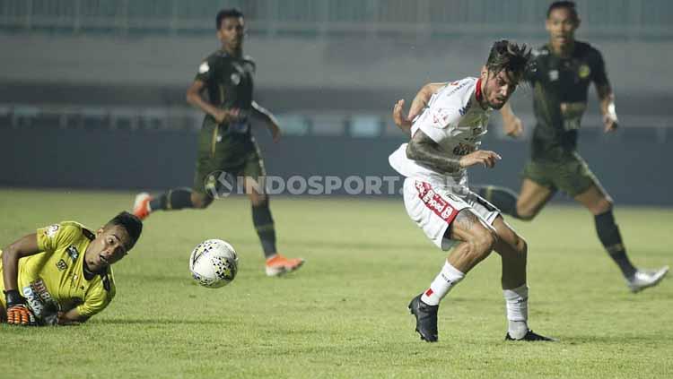 Stefano Lilipaly (kaos putih) beberapa saat sebelum mencetak gol ke gawang TIRA Persikabo, Kamis (15/08/2019).