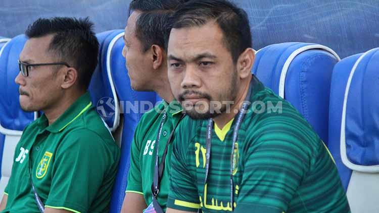 Manajer Persebaya, Candra Wahyudi saat mendampingi tim lawan Arema FC, Kamis (16/8/19). Copyright: Fitra Herdian/INDOSPORT