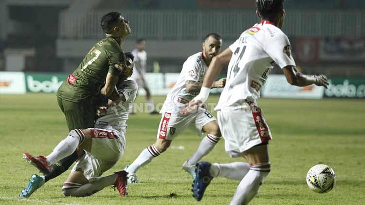 Benturan keras yang terjadi antara pemain Tira-Persikabo dan Bali United, Kamis (15/08/2019).