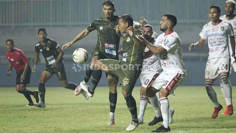 Pemain Bali United dan Tira-Persikabo saling berebut penguasaan bola, Kamis (15/08/2019).