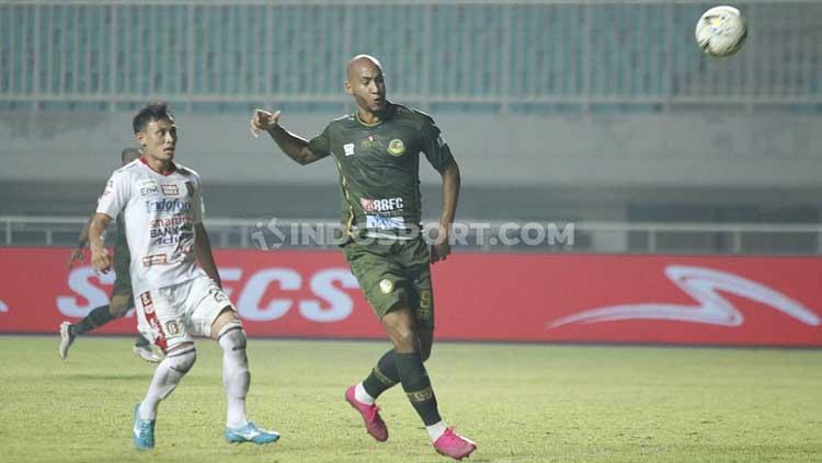 Loris Arnaud (kanan) melancarkan tendangan ke gawang Bali United.