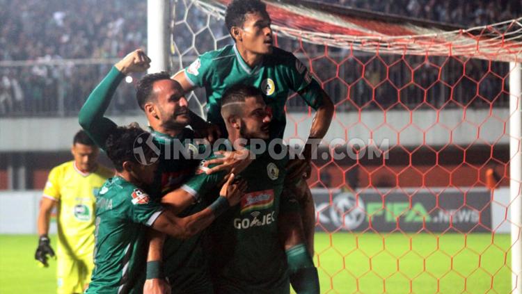 Yevhen Bokhasvili berselebrasi usai mencetak gol ke gawang Persela Lamongan, Kamis (15/08/2019).