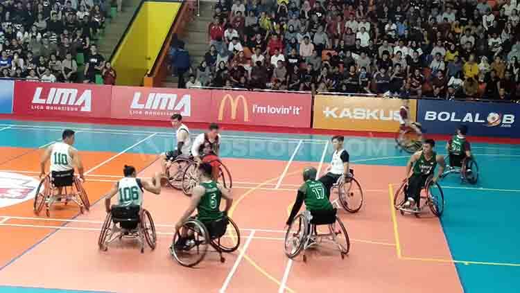 Aksi Nadhifa (nomor punggung 17) bersama Jakarta Swift Basketball saat berlaga di lapangan. Copyright: Shintya Maharan/INDOSPORT