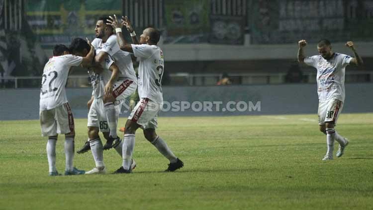 Para pemain Bali United merayakan gol kedua Stefano Lilipaly yang sekaligus memastikan kemenangan Serdadu Tridatu atas Tira-Persikabo, Kamis (15/07/2019).
