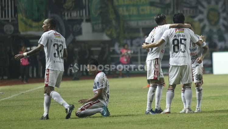 Para pemain Bali United merayakan gol kedua Stefano Lilipaly yang sekaligus memastikan kemenangan Serdadu Tridatu atas Tira-Persikabo, Kamis (15/07/2019).