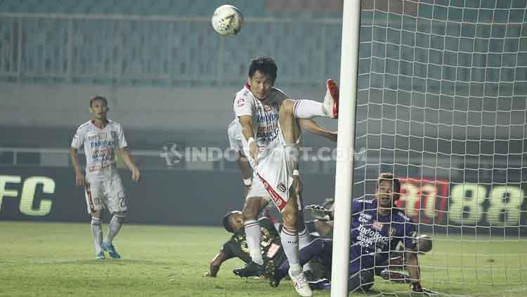 Bek veteran Bali United, Michael Orah. melakukan sapuan untuk mengamankan gawang, Kamis (15/8/19).