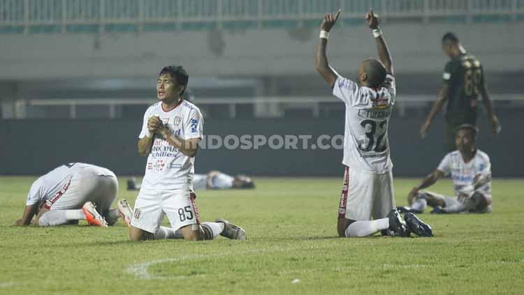 Para pemain Bali United memanjatkan syukur setelah sukses memberikan kekalahan perdana untuk Tira-Persikabo, Kamis (15/08/2019).