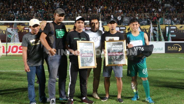 Seto Nurdiyantoro mewakili PSS Sleman menerima bonus dari Brigata Curva Sud (BCS). (Foto: Ronald Seger/INDOSPORT) Copyright: Ronald Seger Prabowo/INDOSPORT