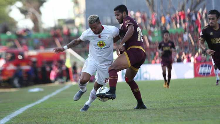 Aksi penyerang Barito Putera, Rafael Silva, saat melawan PSM Makassar. - INDOSPORT