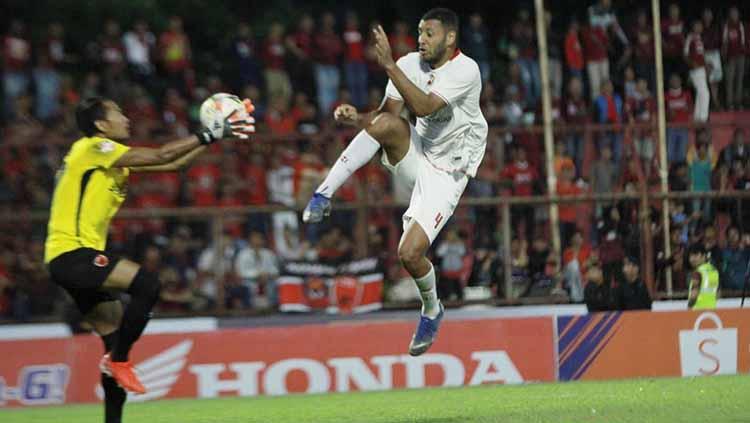 Aksi gelandang bertahan Barito Putera, Lucas Silva, saat melawan PSM Makassar. Copyright: Media Barito Putera