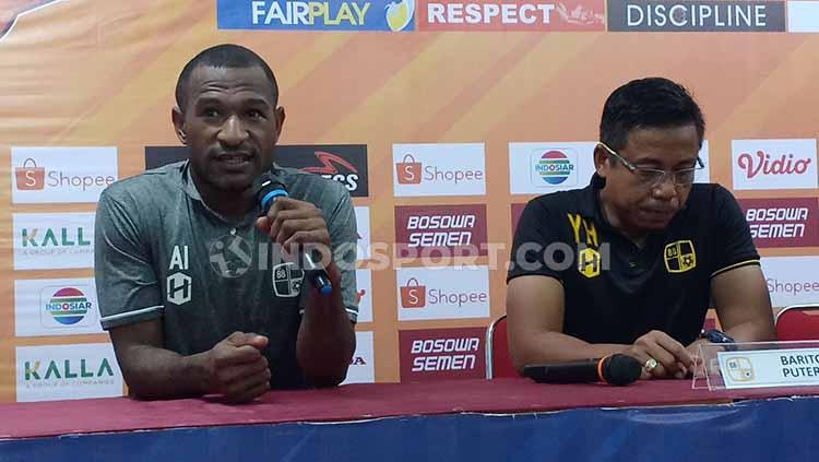 Andri Ibo (kiri) dan Yunan Helmi (kanan) saat konferensi pers pasca laga PSM Makassar vs Barito Putera. - INDOSPORT