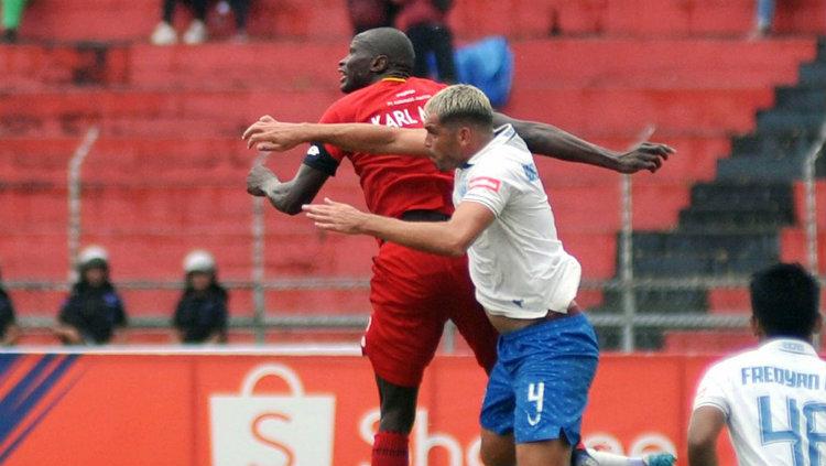 Penyerang Semen Padang berduel dalam laga kontra PSIS Semarang di pekan ke-14 Liga 1 2019, Jumat (16/08/19). Copyright: twitter.com/liga1match