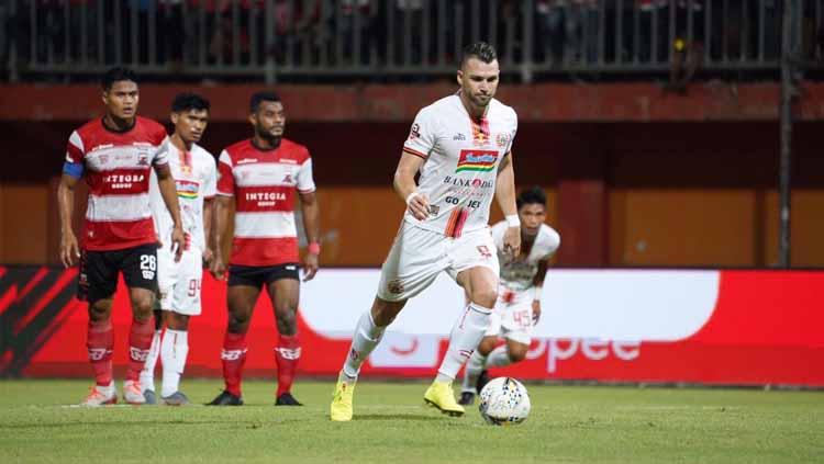 Pemain Persija, Marko Simic saat mengeksekusi tendangan penalti pada pertandingan antara Madura United vs Persija Jakarta, Jumat (16/08/19).