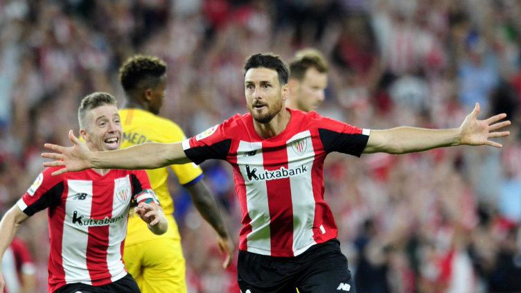 Selebrasi Aritz Aduriz usai membawa Athletic Bilbao menang atas Barcelona berkat gol tunggalnya. Copyright: Twitter @AthleticClub