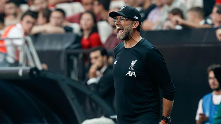 Jurgen Klopp berteriak untuk mengarahkan tim besutannya, Liverpool saat sedang bertanding. Copyright: TF-Images/GettyImages