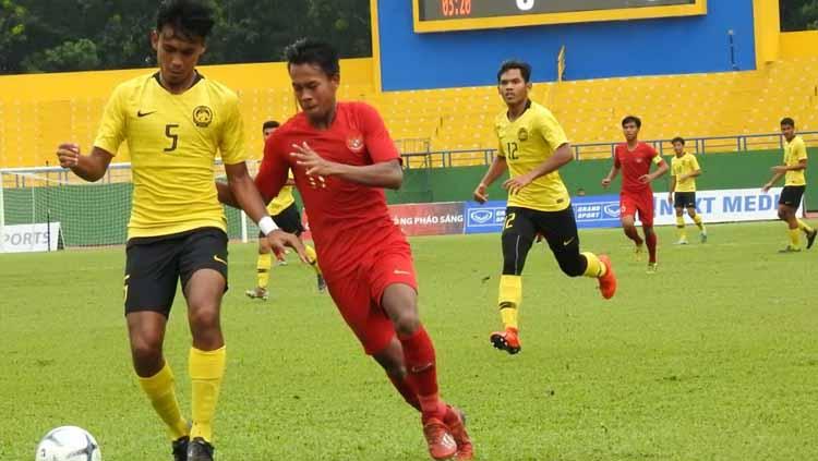 Duel pemain Timnas Indonesia U-18, Supriadi dengan pemain Malaysia pada Piala AFF 2019. Copyright: PSSI