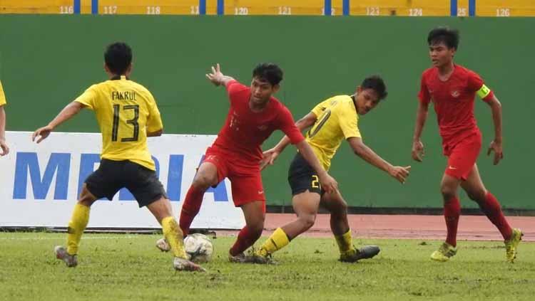Laga pertandingan Timnas Indonesia U-18 vs Malaysia U-18 di Piala AFF U-18. - INDOSPORT