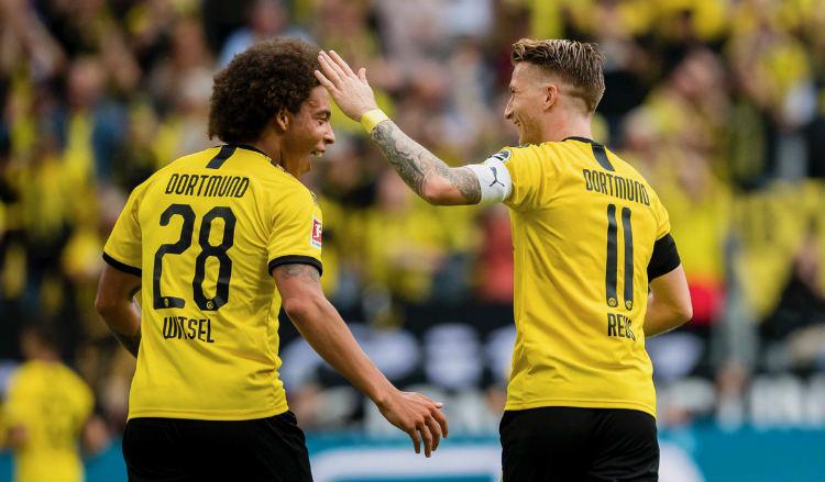 Selebrasi kemenangan dari Axel Witsel dan Marco Reus dalam laga Borussia Dortmund vs Augsburg Copyright: Twitter @BVB