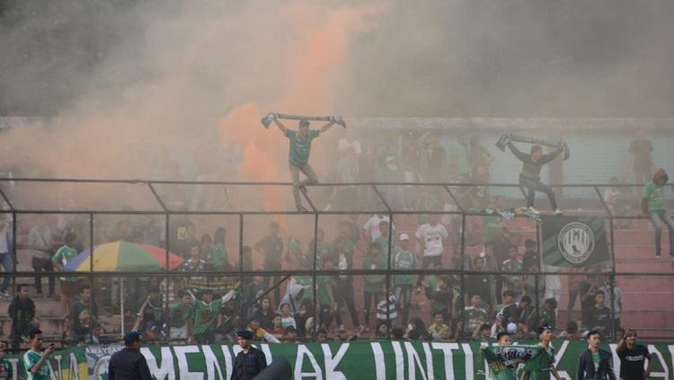 Aksi 'smoke bomb' yang terjadi saat laga tuan rumah PSMS lawan Sriwijaya di sisi tribun utara Stadion Teladan, Medan.