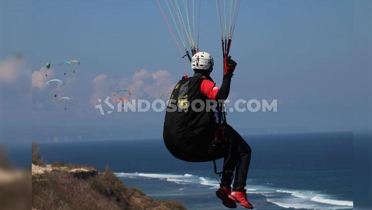 Aksi para atlet paralayang saat mengikuti kejuaraan Paragliding Accuracy Asian Cup (PG2019AAC) 2019 di Bukit Timbis yang ada di wilayah Kutuh, Kuta Selatan, Kabupaten, Sabtu (17/08/3019).
