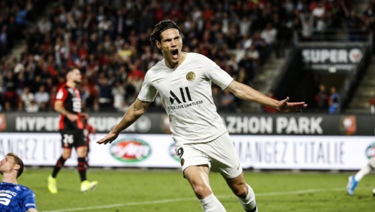 Edinson Cavani melakukan selebrasi usai mencetak gol pertama dalam pertandingan Ligue 1 2019/20 antara Rennes vs PSG. Copyright: Media PSG