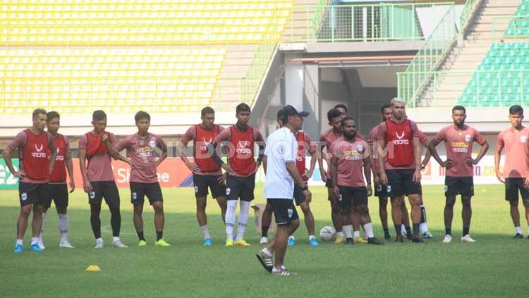 Direktur teknik PSIS, Bambang Nurdiansyah memimpin official training di Stadion Patriot. Copyright: Alvin Syaptia Pratama/INDOSPORT