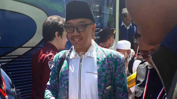 Menpora Imam Nahrawi saat di asrama haji Surabaya, pulang menunaikan ibadah haji. - INDOSPORT