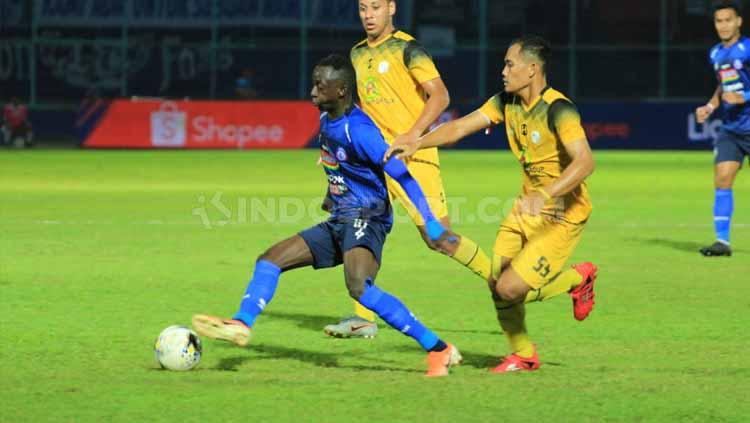 Konate Makan sampai dibayangi dua pemain Barito Putera, Senin (19/08/2019). Copyright: Ian Setiawan/INDOSPORT