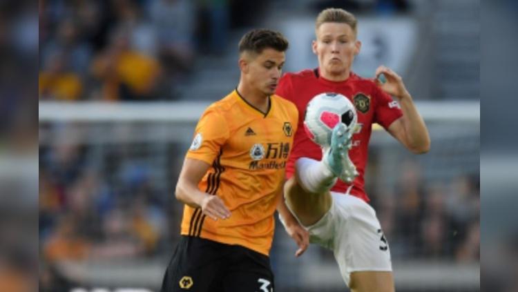 Scott McTominay berusaha menjaga bola dari lawan di pertandingan Liga Primer Inggris antara Wolverhampton vs Manchester United