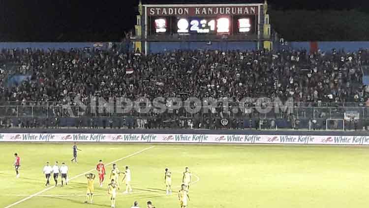 Sebagian Aremania membentangkan Bendera Merah Putih di Stadion Kanjuruhan Copyright: Ian Setiawan/INDOSPORT