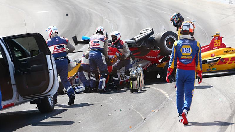 Takuma Sato (merah dibopong) mengalami kecelakaan fatal di IndyCar Series - INDOSPORT