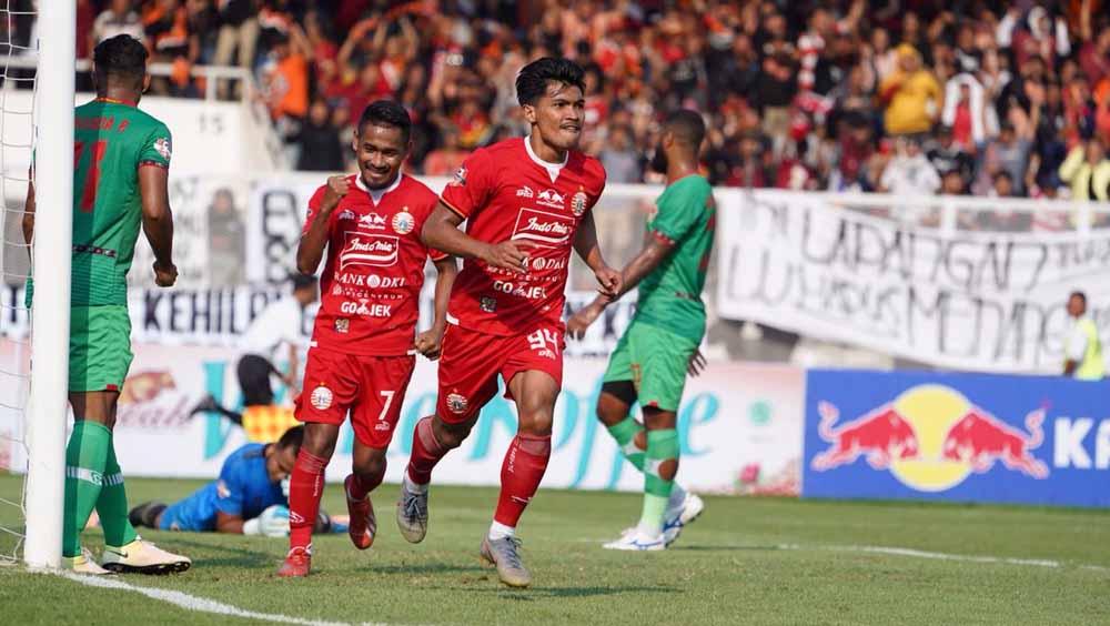 Selebrasi pemain Persija Jakarta, Heri Susanto dan Ramdani Lestaluhu usai mencetak gol ke gawang Kalteng Putra pada laga pekan ke-15 Liga 1 2019, Selasa (20/08/19).