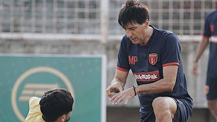 Pelatih Milan Petrovic memberikan instruksi kepada salah satu pemain Badak Lampung FC dalam sesi latihan menjelang laga Liga 1 2019.