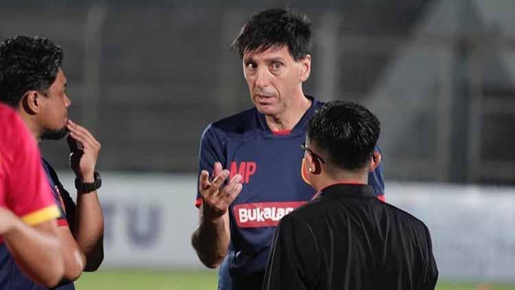 Milan Petrovic tengah diskusi dalam sesi latihan. Copyright: badaklampungfc