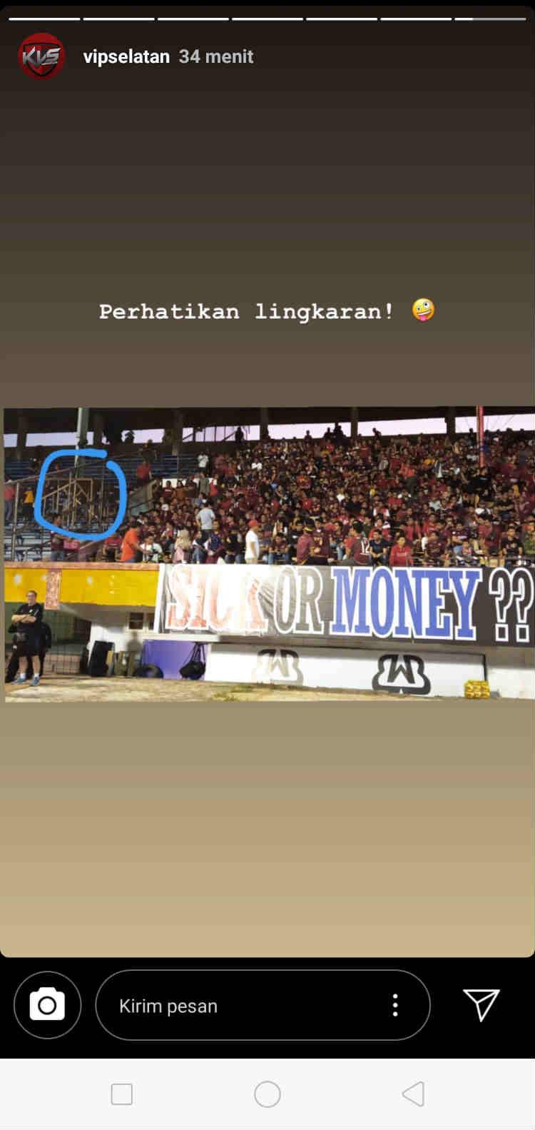 Spanduk sindiran suporter PSM Makassar untuk Robert Rene Alberts Copyright: vipselatan/Instagram