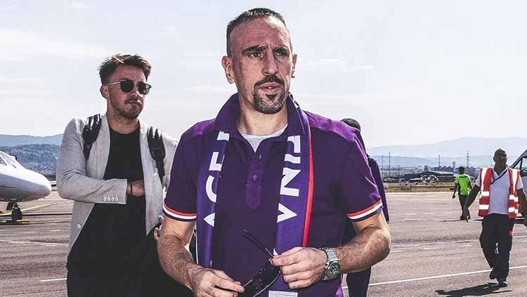Frank Ribery mendarat di bandara Peretola.