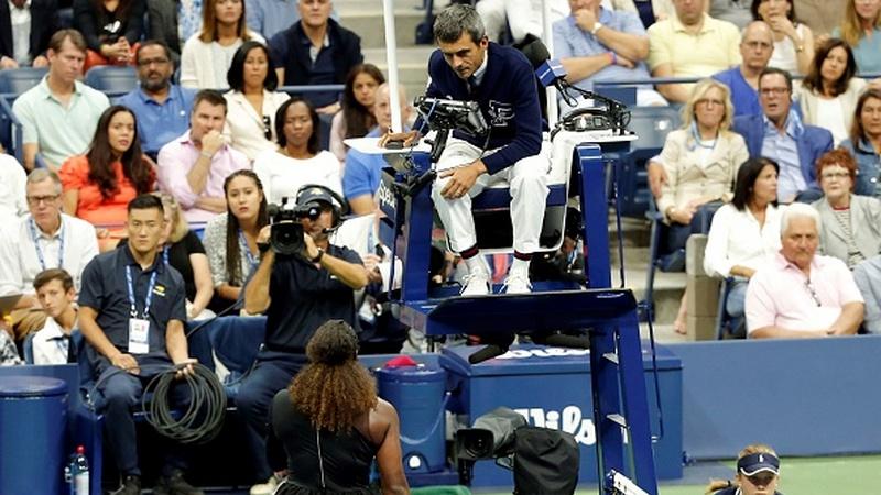 Serena Williams ketika komplain kepada Carlos Ramos. - INDOSPORT