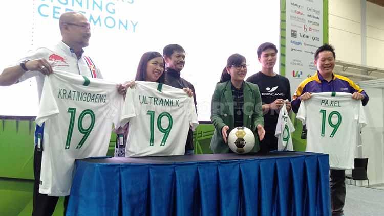 Potret Ratu Tisha dan Indra Sjafri bersama para sponsor Timnas Indonesia dan PSSI pada acara ISEF 2019. - INDOSPORT