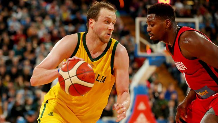 Joe Ingles (kuning) dalam laga persahabatan basket Australia vs Kanada.