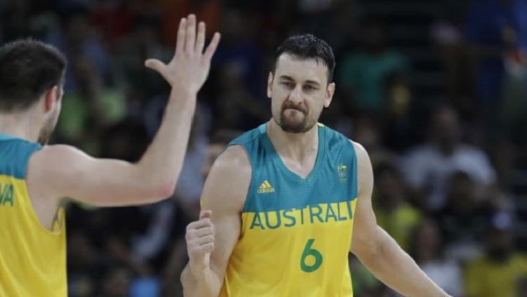 Andrew Bogut (kanan) menunjukkan aksi dunk yang buat pemain AS terpana. - INDOSPORT