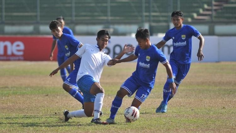 Situasi pertandingan Persib Bandung U-20 vs PSIS Semarang U-20.