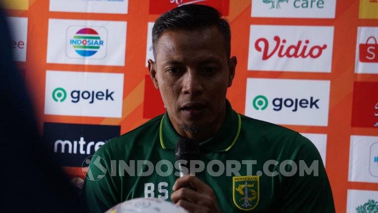 Pelatih Persebaya, Bejo Sugiantoro saat konferensi pers, Jumat (23/08/19).