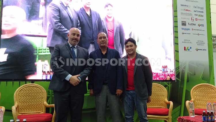 Moderator bersama dua pembicara, yakni Adi Nugroho (PSSI) dan Sam Chmayse (AFC) pada talkshow - INDOSPORT